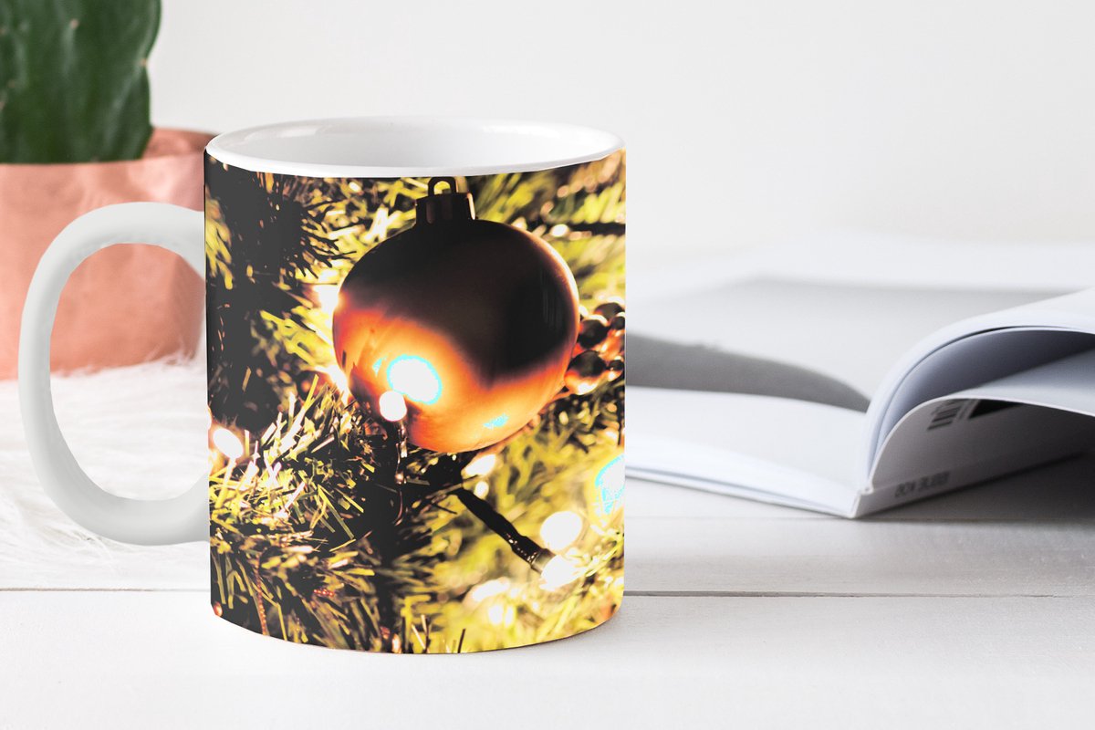Mok - Koffiemok - Een kerstboom met kleurrijke kerstballen - Mokken - 350 ML - Beker - Koffiemokken - Theemok