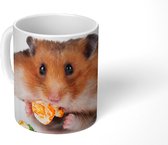 Mok - Koffiemok - Hamster eet kleurrijk voedsel - Mokken - 350 ML - Beker - Koffiemokken - Theemok