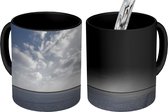 Magische Mok - Foto op Warmte Mok - Een grijze hemel met vele wolken - 350 ML