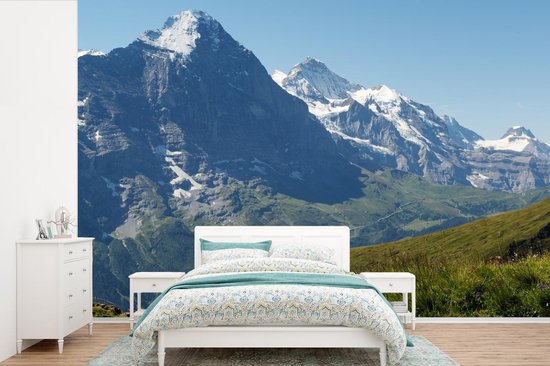 Papier peint vinyle - Vache suisse devant l'Eiger dans la zone de la  Jungfrau largeur... | bol