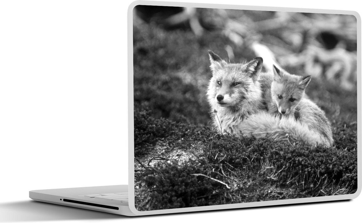 Afbeelding van product SleevesAndCases  Laptop sticker - 13.3 inch - Vos met jong in het mos - zwart wit