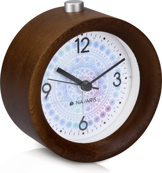 Réveil analogique classique en bois Navaris - Horloge de table rétro avec alarme, fonction snooze et éclairage - Rond - Marron foncé avec cadran flocon de neige