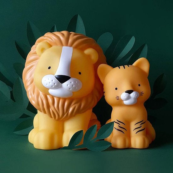 Oranje tijgerlampje en leeuwenlampje, zittend te midden van groene bladeren.