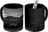 Magische Mok - Foto op Warmte Mok - Noorderlicht boven de bergen in IJsland - zwart wit - 350 ML
