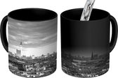 Magische Mok - Foto op Warmte Mok - Panorama Prenzlauer Berg Berlijn - zwart wit - 350 ML