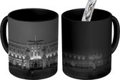 Magische Mok - Foto op Warmte Mok - Buckingham palace in de avond - zwart wit - 350 ML