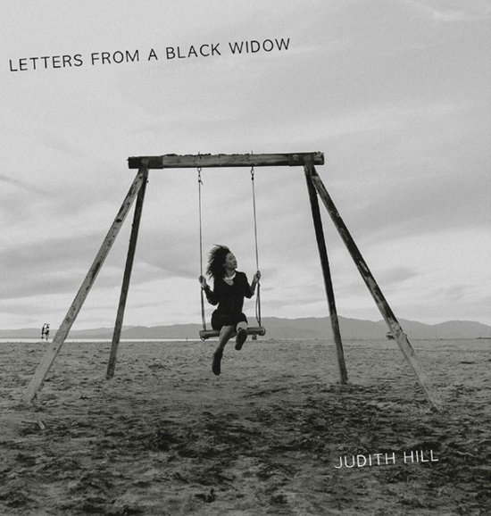 Een vrouw in een jurk zit op een schommel. Letters From A Black Widow, Judith Hill.