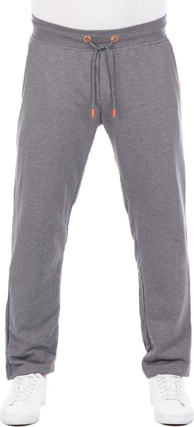 Man met grijze joggingbroek, wit T-shirt en sneakers, gezien vanaf de voorkant.