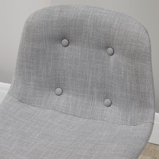 Grijze gestoffeerde barkruk met vier decoratieve knopen op de rugleuning.
