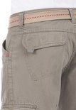 Achterzak van grijze broek met klep en drie sterren, beige riem met rode stiksels.