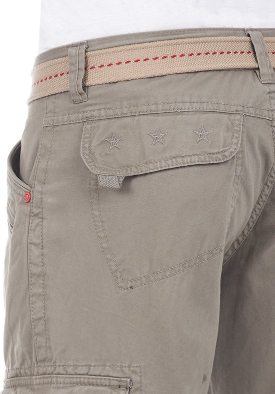 Achterzak van grijze broek met klep en drie sterren, beige riem met rode stiksels.