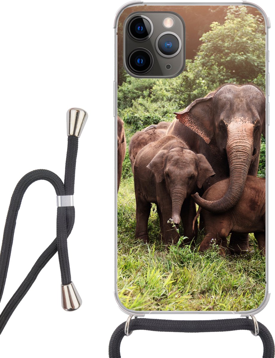 Telefoonhoesje Geschikt voor iPhone 11 Pro - Olifant - Dieren - Bos - Gras - Groen - Siliconen - Crossbody - Backcover met Koord - Telefoonhoesje met koord - Hoesje met touw Telefoonhoesje