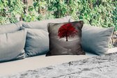 Buitenkussen - Een zwart-wit foto met een grote rode boom - 45x45 cm - Weerbestendig