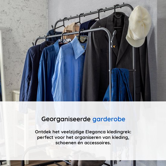 Zwart kledingrek met kleding, schoenen en accessoires. Wit hoedje en blauwe sjaal hangen aan de kleding.