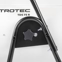 Bevestigingspunt van het zwarte frame met een sterknop op de witte Trotec TDS 75 R behuizing.