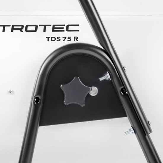 Bevestigingspunt van het zwarte frame met een sterknop op de witte Trotec TDS 75 R behuizing.