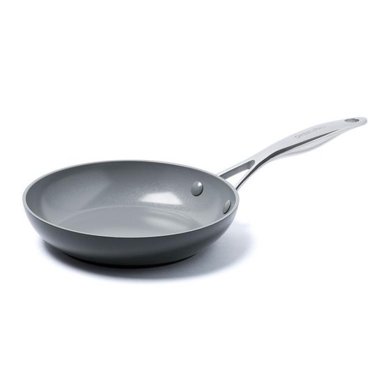 Grijze GreenPan koekenpan met RVS handgreep, staand op een witte achtergrond.
