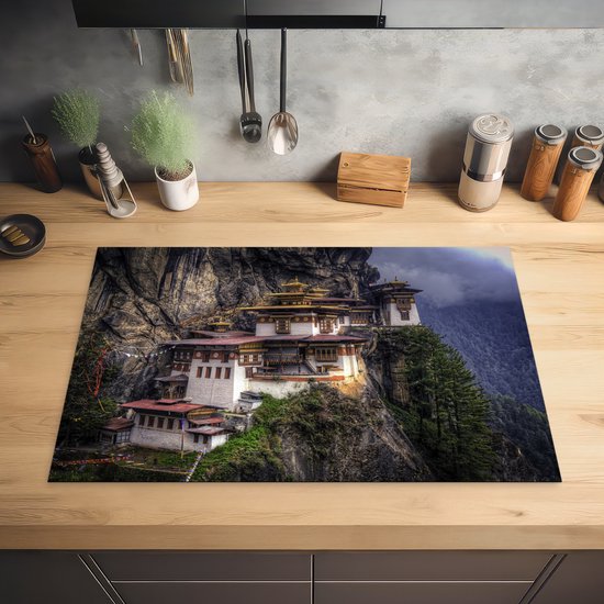 KitchenYeah® Inductie beschermer 80.2x52.2 cm - Boeddhistische tempel op berg in Bhutan - Kookplaataccessoires - Afdekplaat voor kookplaat - Inductiebeschermer - Inductiemat - Inductieplaat mat