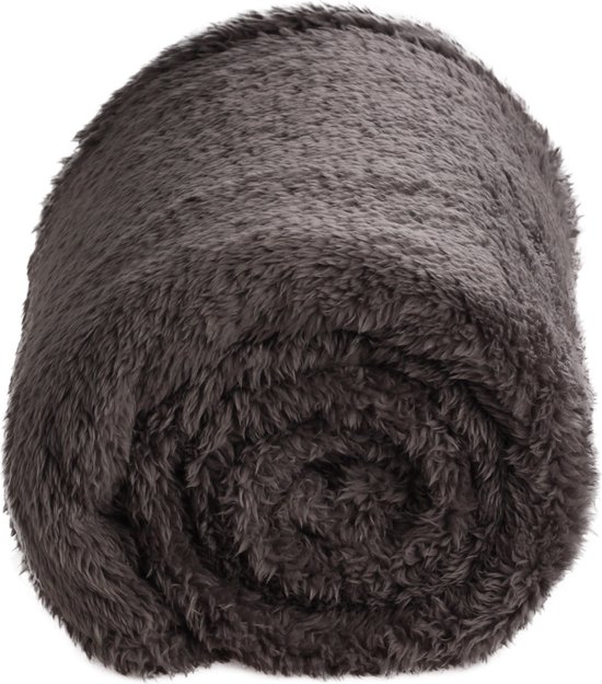 Grijze teddy fleece deken, opgerold.
