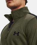 Gedetailleerde close-up van de kraag en rits van een groen Under Armour trainingsjack met zwart logo.