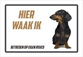 Waakbord/ bord | "Hier waak ik" | 30 x 20 cm | Teckel | Dikte: 1 mm | Waakhond | Hond | Dog | Chien | Betreden op eigen risico | Polystyreen | Rechthoek | Witte achtergrond | 1 stuk