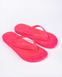 Fuchsia Ipanema teenslippers met textuur en logo, vanuit een hoek.