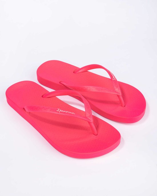 Fuchsia Ipanema teenslippers met textuur en logo, vanuit een hoek.