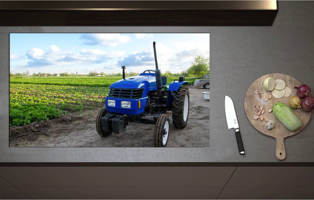 Inductieplaat Beschermer - Blauwe Traktor geparkeerd langs Weiland vol Gewassen onder Schapen Bewolking - 95x55 cm - 2 mm Dik - Inductie Beschermer - Bescherming Inductiekookplaat - Kookplaat Beschermer van Zwart Vinyl
