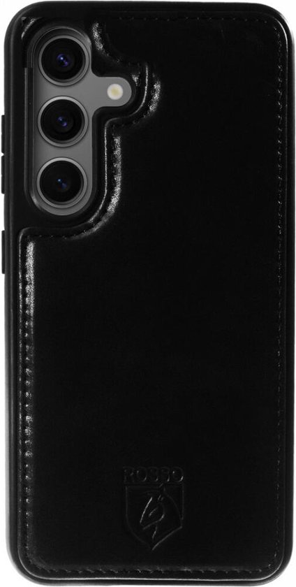 Zwarte back cover met een logo en een camera-uitsparing.