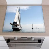 Inductiebeschermer zeilboot op zee | 57.6 x 51.6 cm | Keukendecoratie | Bescherm mat | Inductie afdekplaat