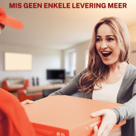 Een bezorger met rode pet geeft een vrouw een pizzadoos. De vrouw kijkt blij en verrast. Tekst: "MIS GEEN ENKELE LEVERING MEER".