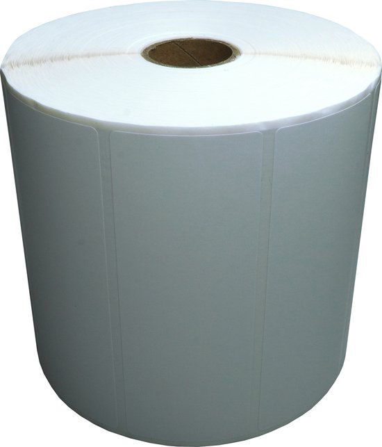Een grote rol witte etiketten met een kartonnen kern, staand op een witte ondergrond.
