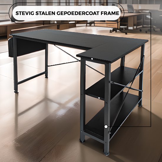 Zwart L-vormig bureau met een stevig zwart gepoedercoat metalen frame en drie legplanken aan de rechterkant.