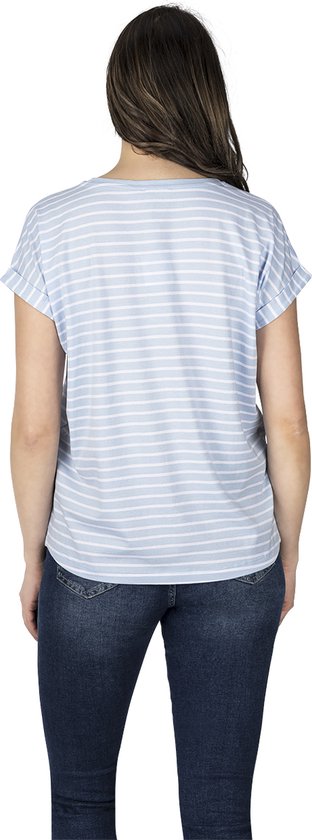 Dames in een blauw-witte gestreepte top met korte, opgerolde mouwen, gezien van achteren.
