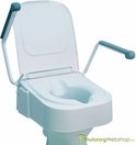 Witte toiletverhoger met opklapbare grijze armleuningen en een logo.