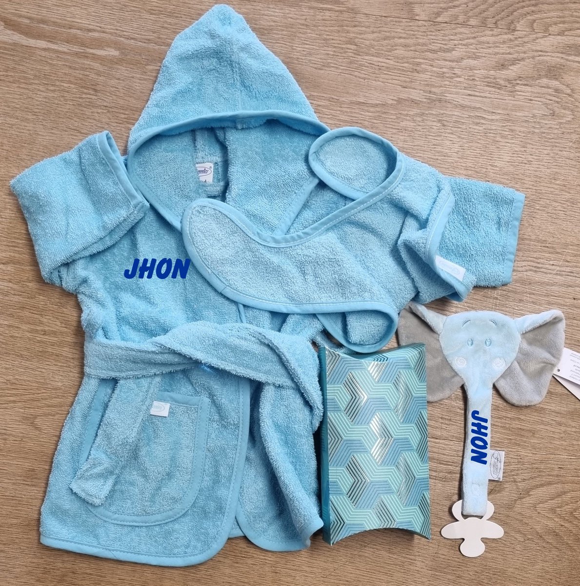 Goedkoopste badjas geborduurd met naam baby met slabbetje en speendoek ook met de naam geborduurd