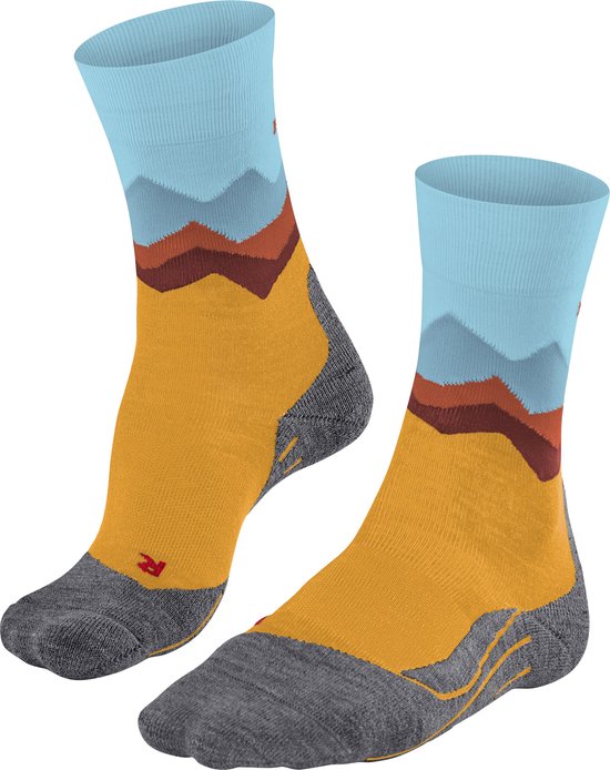 Een paar FALKE TK2 wandelsokken met bergmotief, geel met blauwe en bruine bergen.