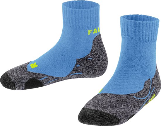 Paar blauwe Falke sportsokken met grijze en gele details.