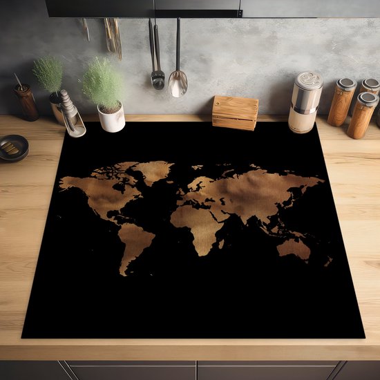 Zwarte inductiebeschermer met bronzen wereldkaart, geplaatst op een houten aanrecht.