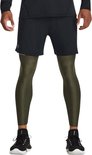 Man draagt een zwarte short over een olijfgroene sportlegging, gecombineerd met zwarte sportschoenen.