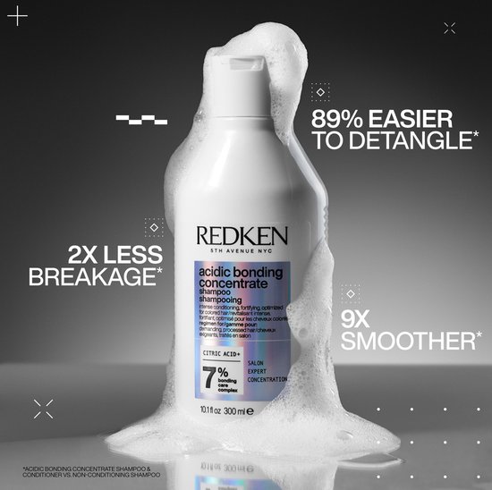 Bouteille de shampooing Redken Acidic Bonding Concentrate entourée de mousse. Met l'accent sur 2x moins de casse et 9x plus de douceur.