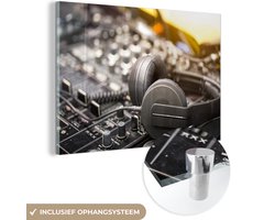 ® Glasschilderij 30x20 cm - Schilderij acrylglas - Grijze koptelefoon op een mengpaneel - Foto op glas - Muurdecoratie woonkamer - Wanddecoratie slaapkamer - Schilderijen