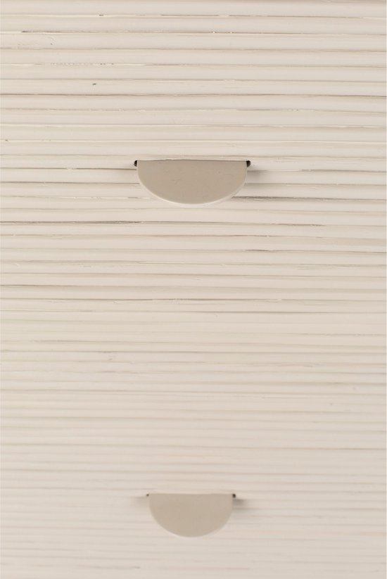 Close-up van de beige, geribbelde lades van een ladekast met halvemaanvormige handgrepen.