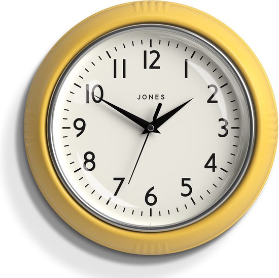 Jones Clocks® Ronde Retro Wandklok - The Ketchup Round Clock - Makkelijk leesbare cijfers, zwarte wandklok perfect als keukenklok, kantoorklok, woonkamerklok - Retro klok 25cm - Brutaal geel