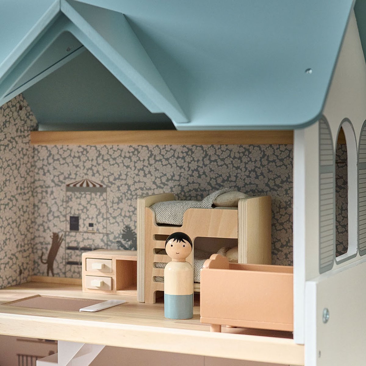 Petite Amélie Houten Poppenhuis Wit en Pastelblauw - H.81 cm - Incl. 14-delige Meubelset - Drie verdiepingen met illustraties - Toegang via trappen en magische lift — afbeelding 2