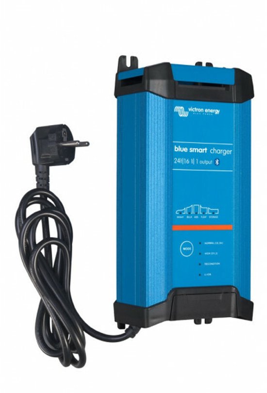 Victron Blue Smart lader, 24V|16A | 1 uitgang, blauw met zwarte accenten en stekker.