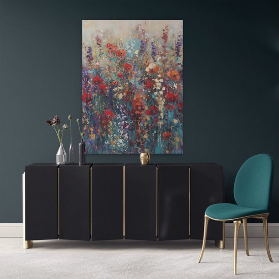 Une peinture de fleurs rouges et violettes dans un champ, au-dessus d'une commode noire aux accents dorés.