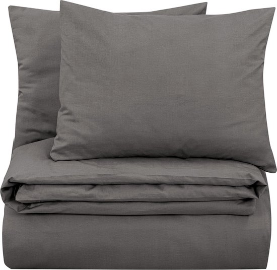 Une housse de couette gris foncé et deux taies d'oreiller pliées.