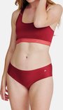 Mannequin portant une culotte hipster sans couture bordeaux et un soutien-gorge de sport DANISH ENDURANCE.