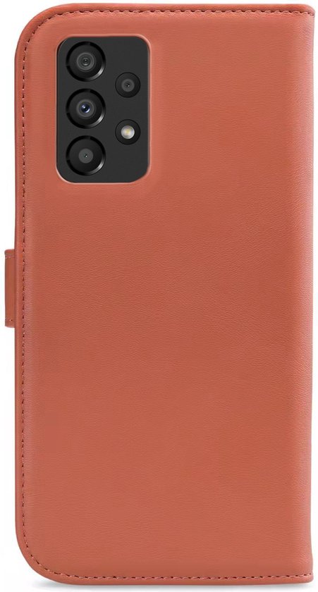 Étui de téléphone rouge rouille avec trois caméras à l'arrière.